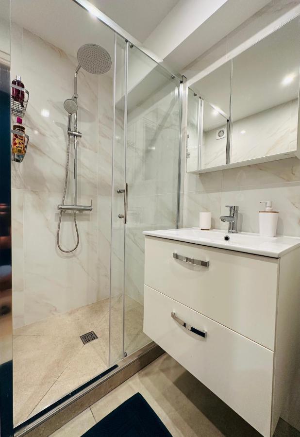 The Nice - 3 Rooms, 3Air Cond, 3Tv, 3Fans, 2 Wc, Wifi Everywhere 5Min Aeroport, Train, Beach, 1Min Tram, 15 Min Centre, Port, Parking Possible Luaran gambar